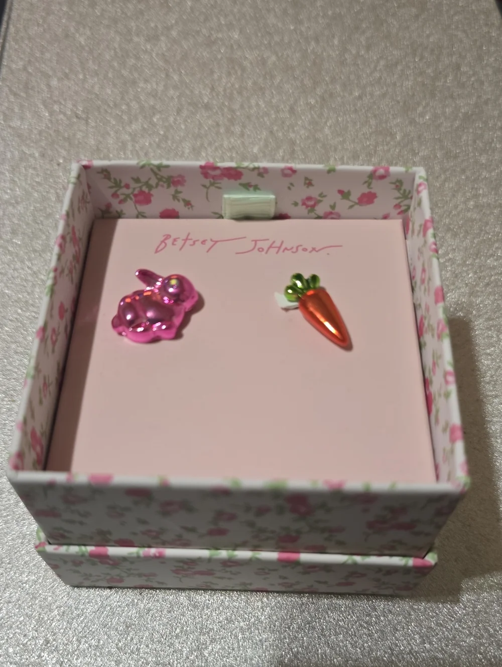 Betsey Johnson Mismatched Bunny & Carrot Stud Earrings NWT/NIB